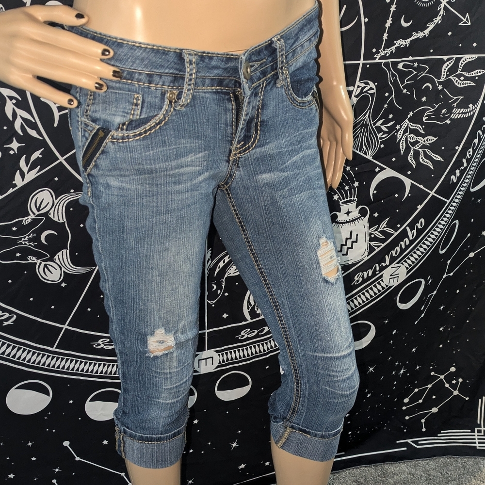 No Boundaries Capri Jeans